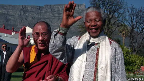 De Dalai Lama en Nelson Mandela lachend samen op de foto, twee grootheden in leiderschap, menselijkheid en actief luisteren.