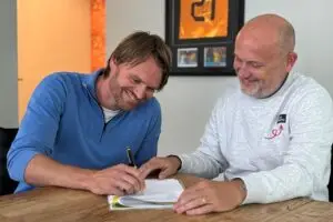 Derek Schippers ondertekent zijn contract bij TopsportNetwerk