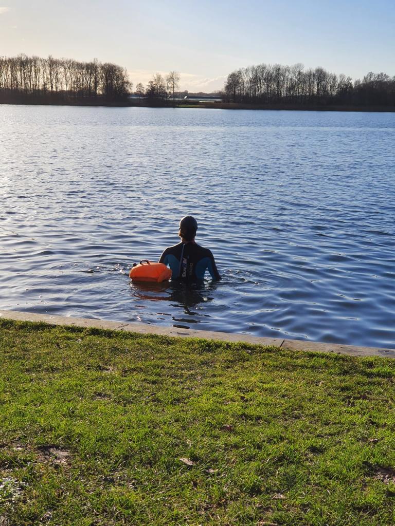 Persoonlijk leiderschap tonen door buiten je comfortzone te stappen met een koude openwaterduik.