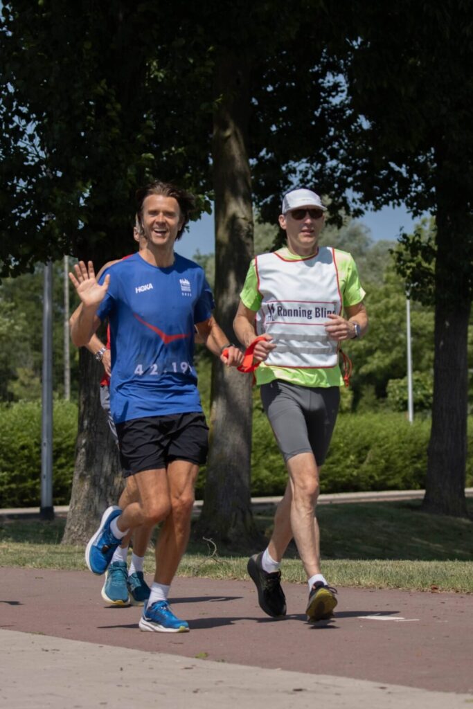 Leiderschap in actie: hardlopen als buddy van een blinde loper vraagt vertrouwen en risico’s nemen.