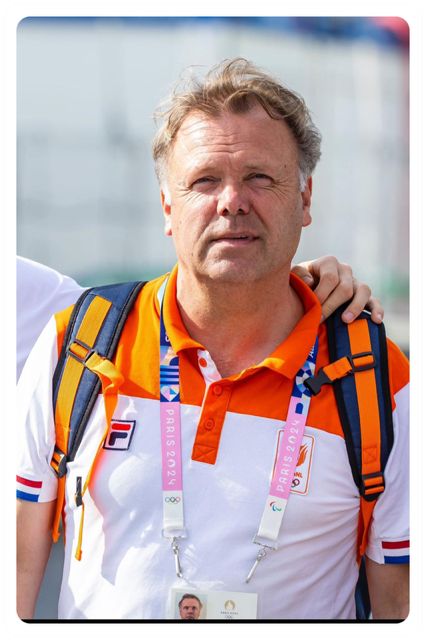 Ernst Boekhorst, begeleider bij TeamNL Metropool, tijdens een internationaal topsportevenement met accreditatie om zijn nek.