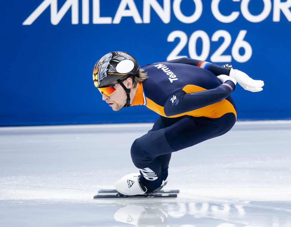 Shorttrackers Friso Emons en Jens van ’t Wout tijdens een training in het Milano Ice Skating Area.