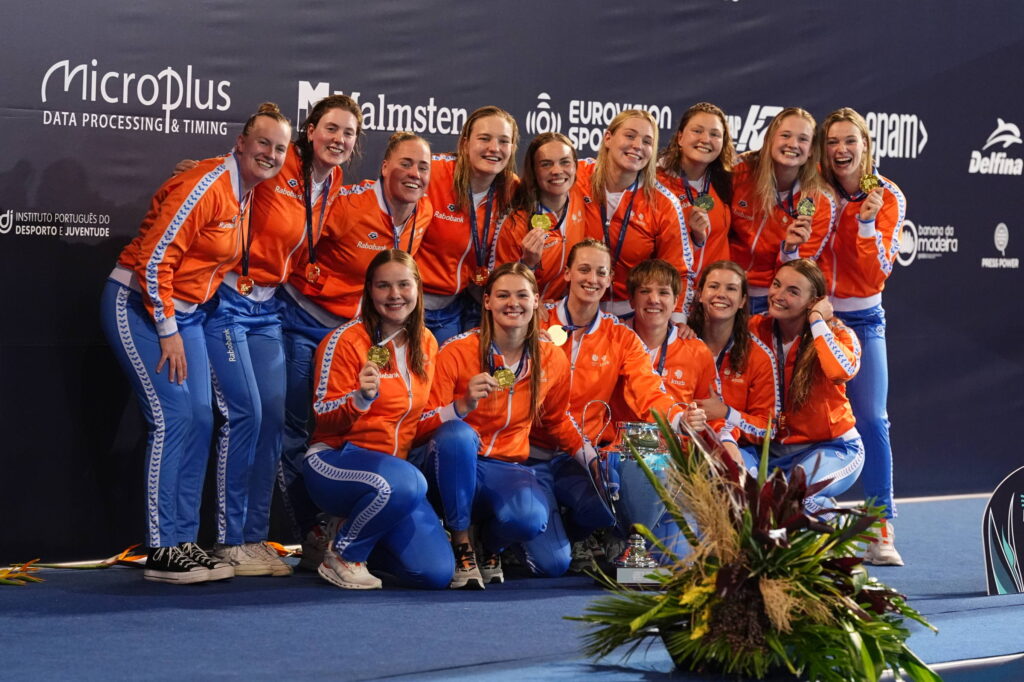 Laura Aarts en haar waterpoloteam poseren met gouden medailles na het winnen van een toernooi.