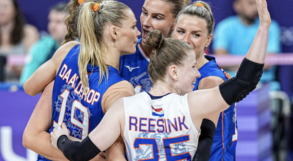 Florien Reesink juicht samen met haar teamgenoten na een gewonnen punt tijdens een volleybalwedstrijd.