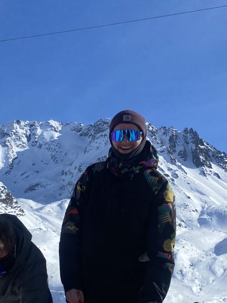 Pim Vredenberg snowboardt in de Oostenrijkse bergen tijdens een wintersportseizoen.