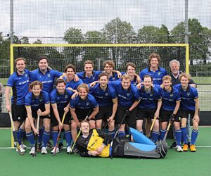 Pim Vredenberg met zijn hockeyteam.
