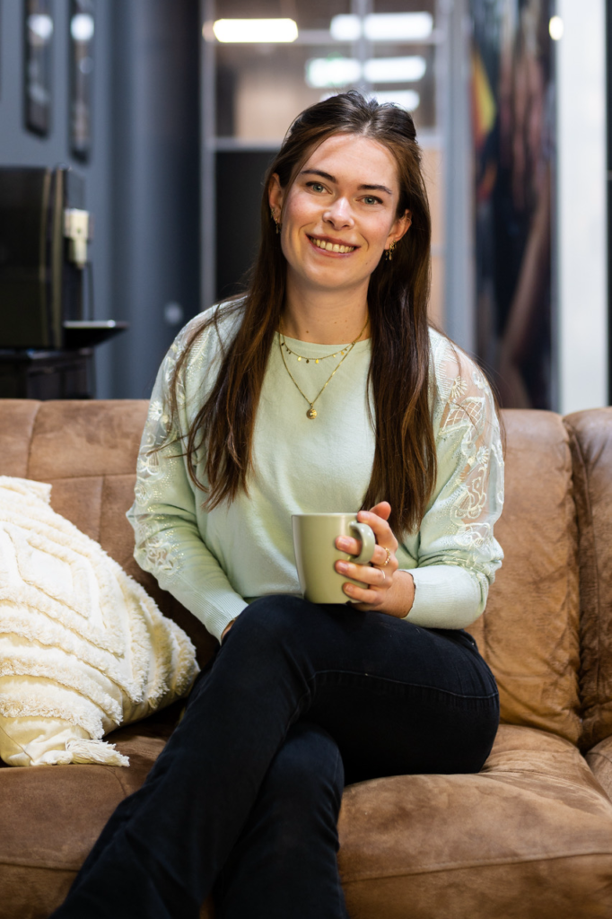 Zakelijk portret van Dione Voskamp met een mok in de hand